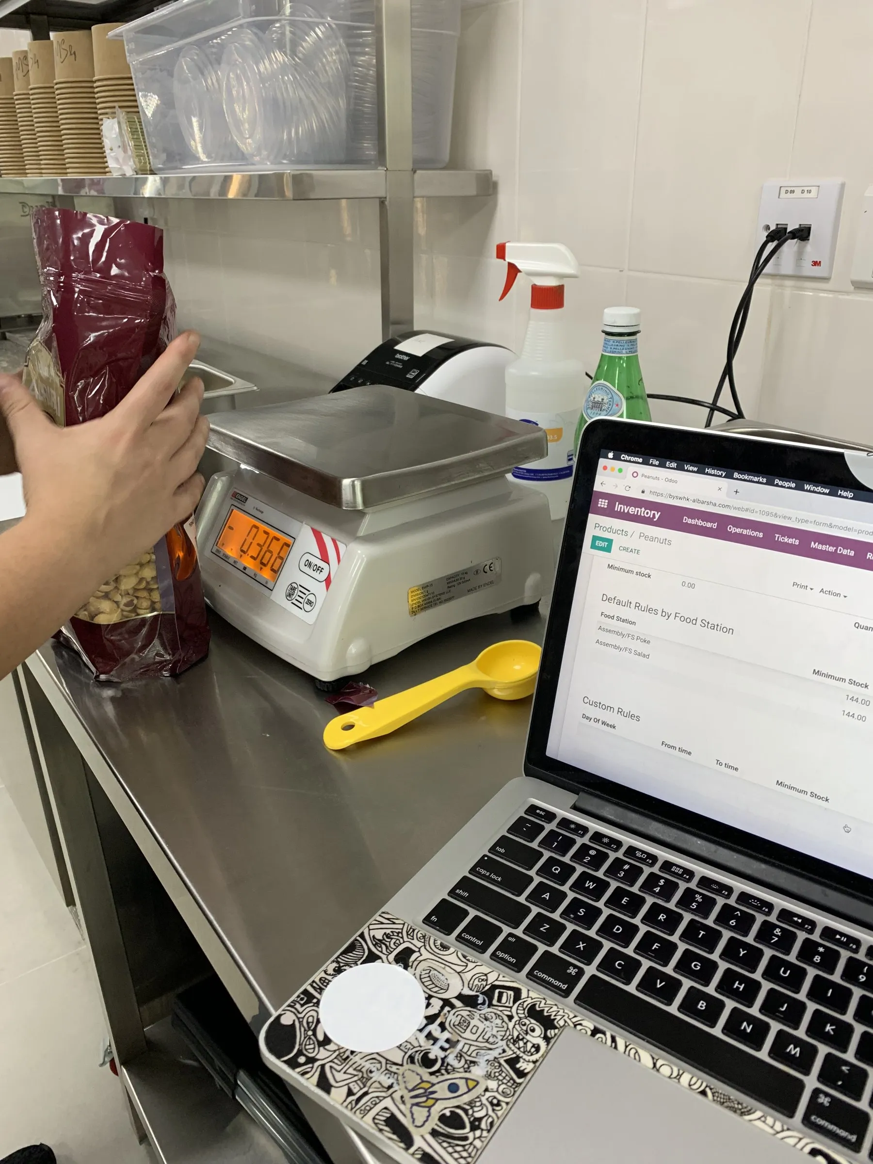 Connected scale feeding weights into Odoo Inventory on a laptop